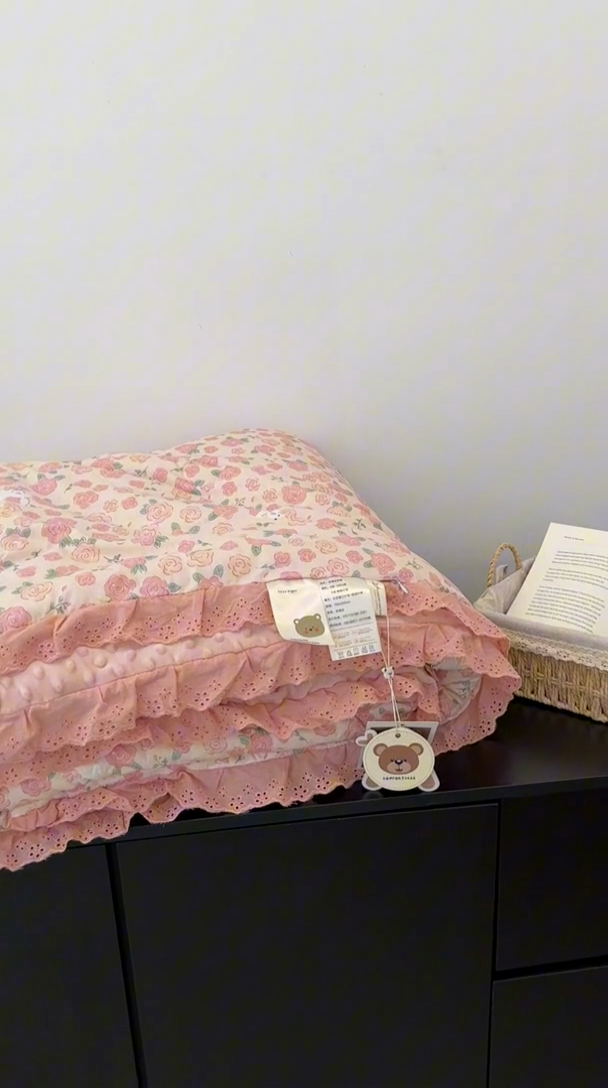 91家纺网 家纺一手货源 找家纺 佰织鑫家居 2024新款全棉法式花边懒人豆豆被 爱情故事