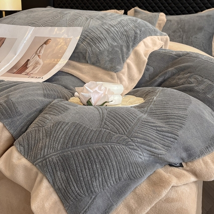 91家纺网 家纺一手货源 找家纺 总绘萱 2025新爆款高密消光宽边拼角雕花牛奶绒四件套双拼纯色