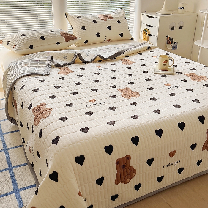 91家纺网 家纺一手货源 找家纺 美梦家纺 2024新款牛奶绒简单款夹棉床盖三件套 乐乐熊