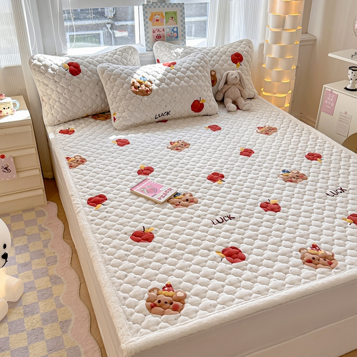 91家纺网 家纺一手货源 找家纺 慕尚家纺 2025牛奶绒床盖床褥被套三件套四件套 床垫-苹果小熊