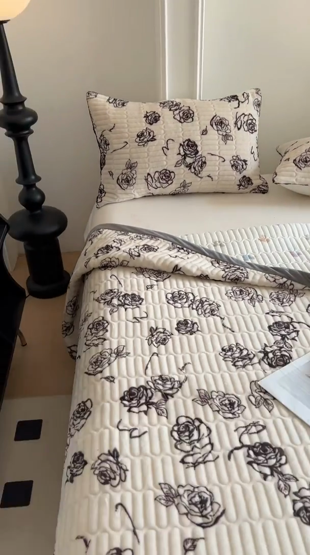 91家纺网 家纺一手货源 找家纺 美梦家纺 2024新款牛奶绒简单款夹棉床盖三件套 米雅