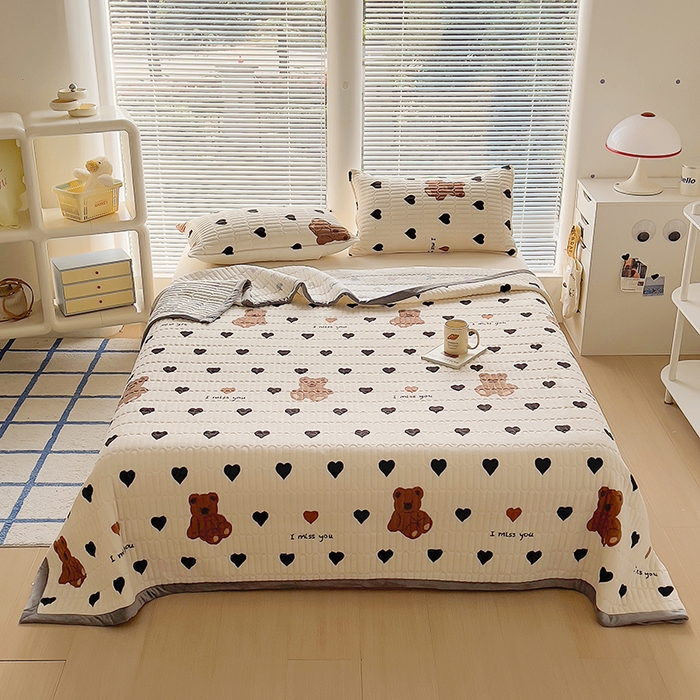 91家纺网 家纺一手货源 找家纺 美梦家纺 2024新款牛奶绒简单款夹棉床盖三件套 乐乐熊