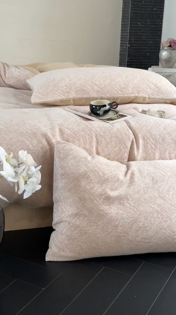 91家纺网 家纺一手货源 找家纺 梦享生活家居 2024新款色织三层提花墨尔本系列四件套 墨尔本卡其