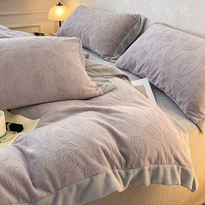 91家纺网 家纺一手货源 找家纺  2024秋冬款9斤重高级感雕花牛奶绒四件套加厚珊瑚绒加绒被套床单床笠床上用品-郁金秘语 风信紫
