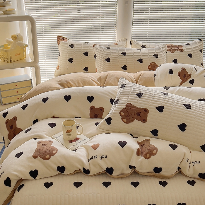 91家纺网 家纺一手货源 找家纺 美梦家纺 2024新款牛奶绒简单款夹棉床盖四件套 乐乐熊