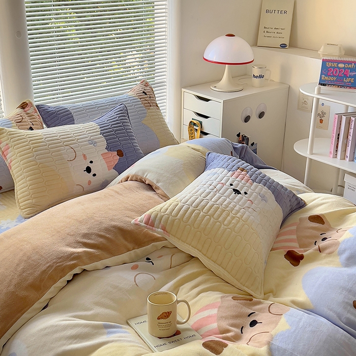 91家纺网 家纺一手货源 找家纺 美梦家纺 2024新款牛奶绒简单款夹棉床盖四件套 萌宝