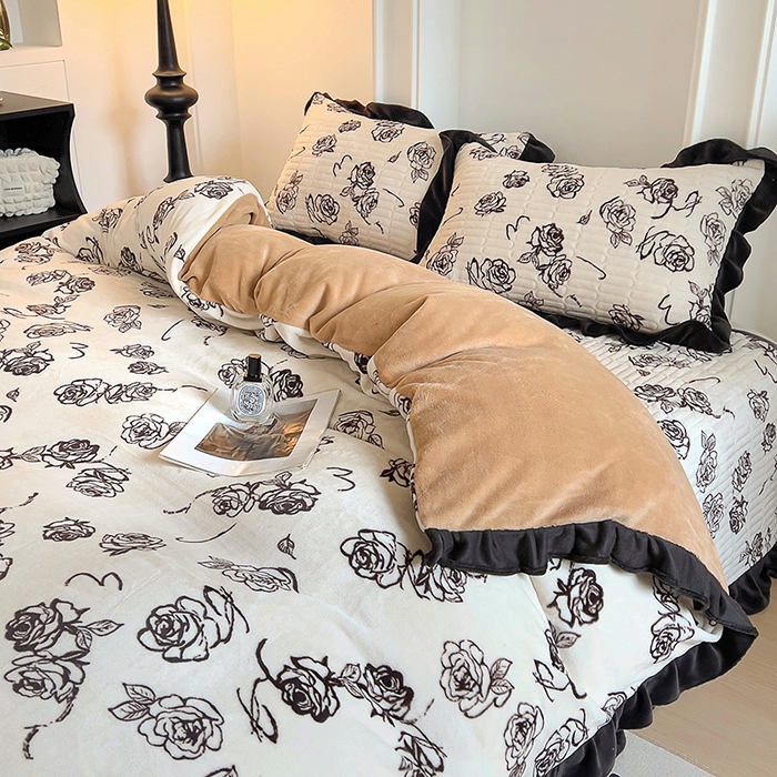 91家纺网 家纺一手货源 找家纺 美梦家纺 2024新款牛奶绒花边款夹棉床盖三件套 花边-米雅