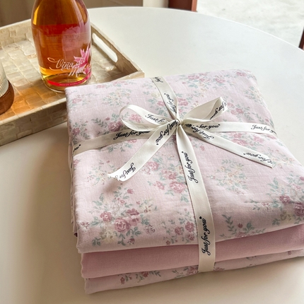 91家纺网 家纺一手货源 找家纺 一比一家纺 2025新款全棉母婴级抗菌有氧全棉双层纱亲肤全棉小清新印花三件套四件套 丽莎