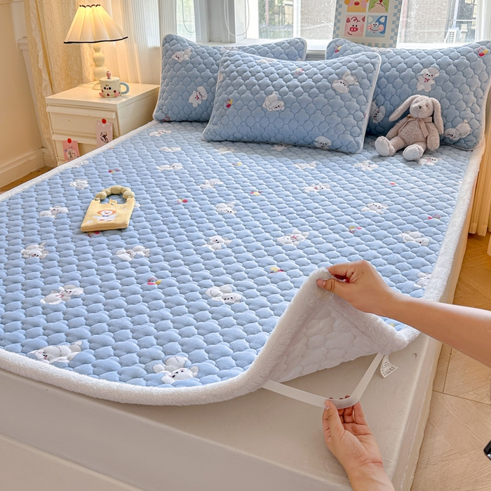 91家纺网 家纺一手货源 找家纺 慕尚家纺 2025牛奶绒床盖床褥被套三件套四件套 床垫-宝贝熊仔