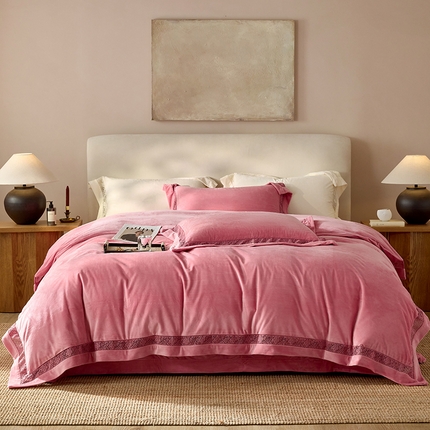 91家纺网 家纺一手货源 找家纺 淼铭家纺 2025新款A类高克重婴肤绒镂空工艺四件套-曼柔系列 曼柔-优雅粉