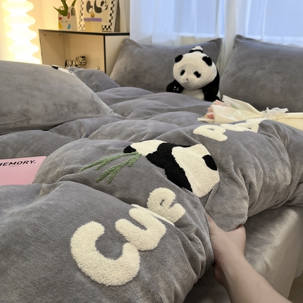 91家纺网 家纺一手货源 找家纺 （总）葡萄家 2024新款卡通牛奶绒毛巾绣可爱熊猫保暖四件套提供买家秀