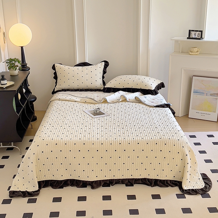 91家纺网 家纺一手货源 找家纺 美梦家纺 2024新款牛奶绒花边款夹棉床盖三件套 花边-波点米