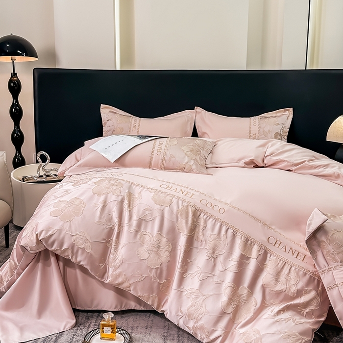 91家纺网 家纺一手货源 找家纺 宅家居 2024新款轻奢拼接亲肤精梳棉磨毛浮雕刺绣四件套-珍妮花房 珍妮花房-粉色