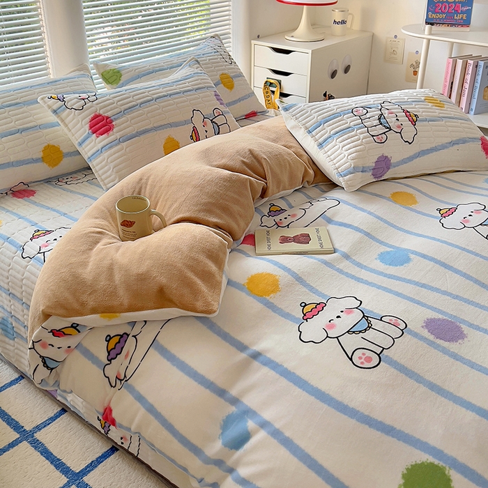 91家纺网 家纺一手货源 找家纺 美梦家纺 2024新款牛奶绒简单款夹棉床盖三件套 乖乖狗