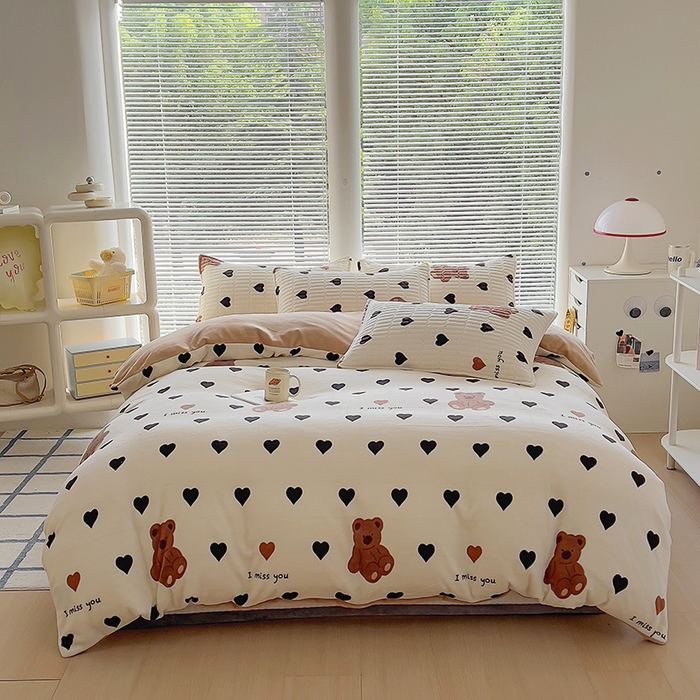 91家纺网 家纺一手货源 找家纺 美梦家纺 2024新款牛奶绒简单款夹棉床盖四件套 乐乐熊