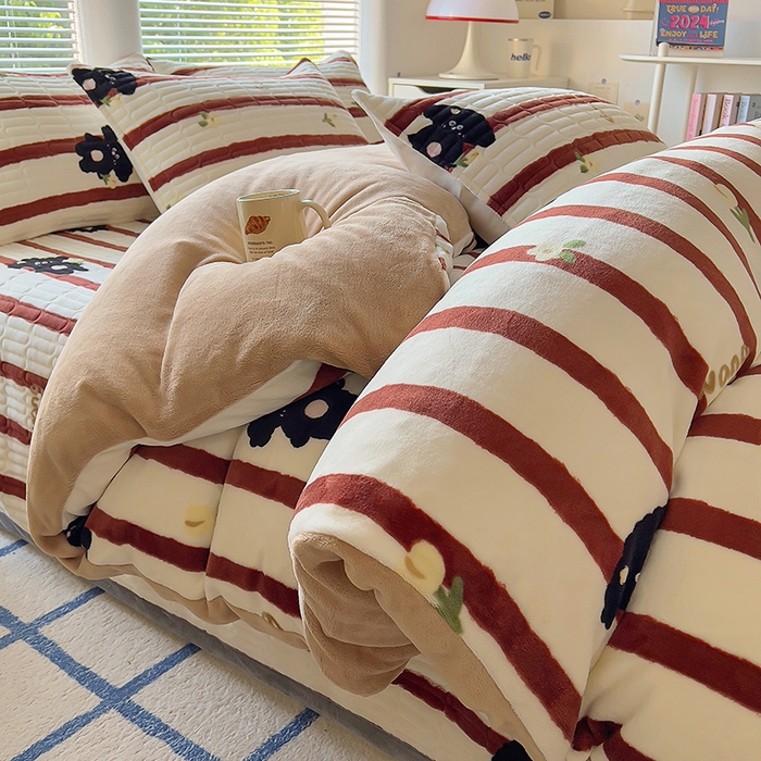 91家纺网 家纺一手货源 找家纺 美梦家纺 2024新款牛奶绒简单款夹棉床盖四件套 哈基米红