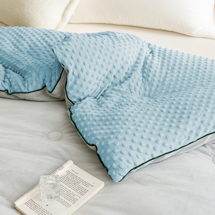 91家纺网 家纺一手货源 找家纺 凉百百 2024新款豆豆绒被芯系列 浅蓝