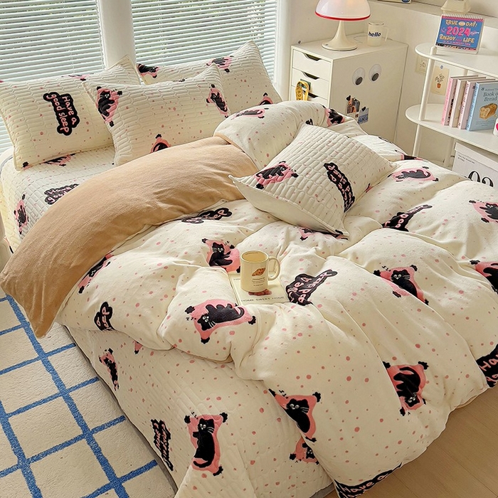 91家纺网 家纺一手货源 找家纺 美梦家纺 2024新款牛奶绒简单款夹棉床盖三件套 晚安猫