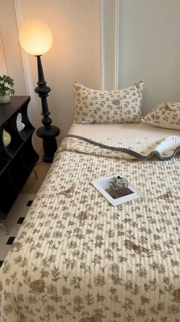 91家纺网 家纺一手货源 找家纺 美梦家纺 2024新款牛奶绒简单款夹棉床盖三件套 蝶舞咖