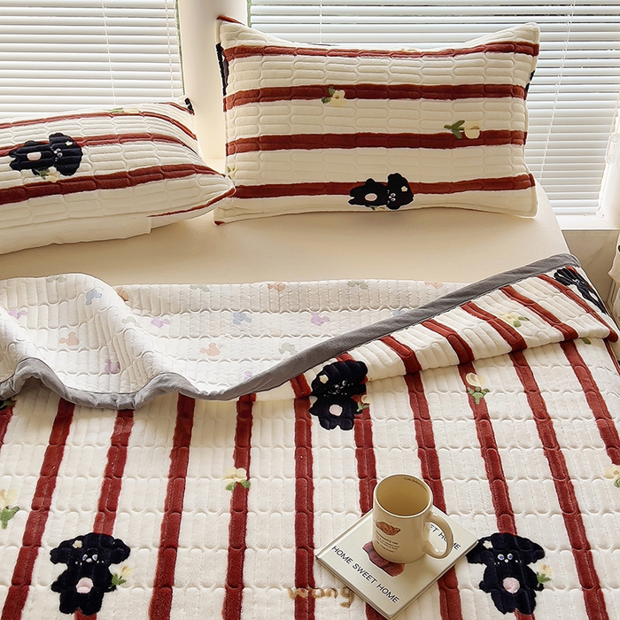 91家纺网 家纺一手货源 找家纺 美梦家纺 2024新款牛奶绒简单款夹棉床盖三件套 哈基米红