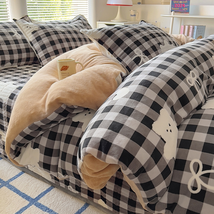 91家纺网 家纺一手货源 找家纺 美梦家纺 2024新款牛奶绒简单款夹棉床盖四件套 精灵熊黑