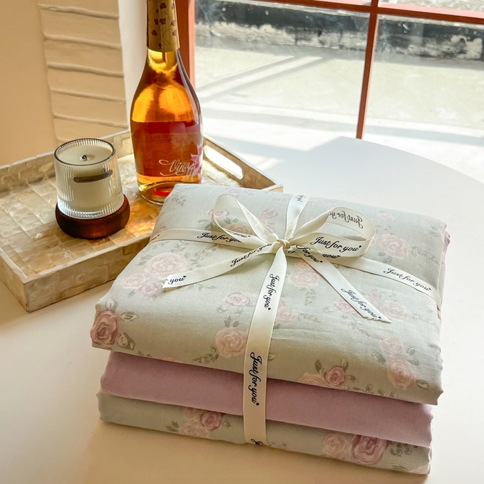 91家纺网 家纺一手货源 找家纺 一比一家纺 2025新款全棉母婴级抗菌有氧全棉双层纱亲肤全棉小清新印花三件套四件套 木槿-紫