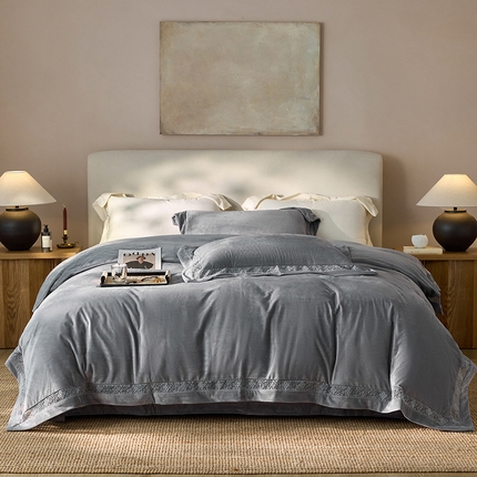 91家纺网 家纺一手货源 找家纺 淼铭家纺 2025新款A类高克重婴肤绒镂空工艺四件套-曼柔系列 曼柔-烟墨灰