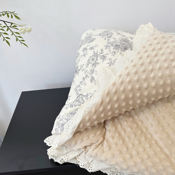 91家纺网 家纺一手货源 找家纺 佰织鑫家居 2024新款全棉法式花边懒人豆豆被 赫本
