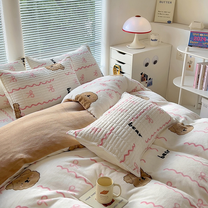 91家纺网 家纺一手货源 找家纺 美梦家纺 2024新款牛奶绒简单款夹棉床盖三件套 青涩粉