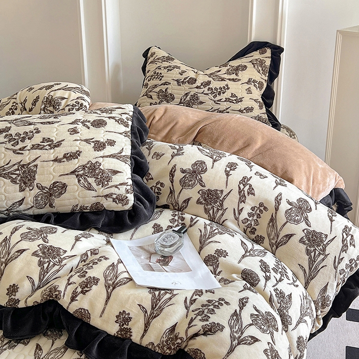 91家纺网 家纺一手货源 找家纺 美梦家纺 2024新款牛奶绒花边款夹棉床盖三件套 花边-艾瑞灰