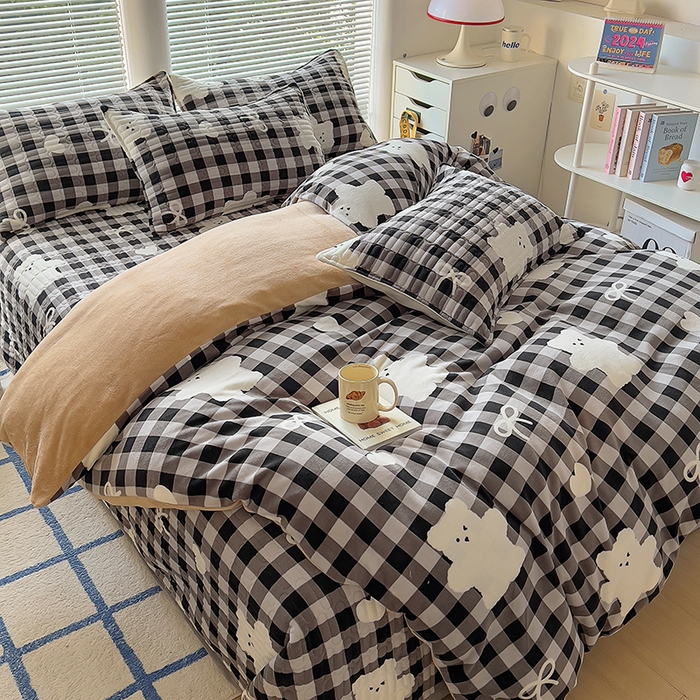 91家纺网 家纺一手货源 找家纺 美梦家纺 2024新款牛奶绒简单款夹棉床盖四件套 精灵熊黑