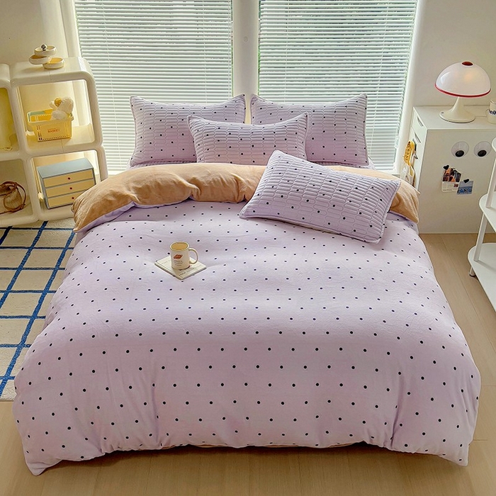 91家纺网 家纺一手货源 找家纺 美梦家纺 2024新款牛奶绒简单款夹棉床盖四件套 波点紫