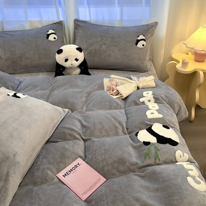 91家纺网 家纺一手货源 找家纺 葡萄家 2024新款卡通牛奶绒毛巾绣可爱熊猫保暖四件套提供买家秀 萌宝牛奶绒-灰