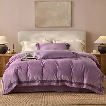 91家纺网 家纺一手货源 找家纺 淼铭家纺 2025新款A类高克重婴肤绒镂空工艺四件套-曼柔系列 曼柔-水晶紫