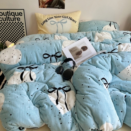 91家纺网 家纺一手货源 找家纺 桃喜 2024新款多巴胺牛奶绒甜酷时尚混搭系列四件套 蓝色蝴蝶结
