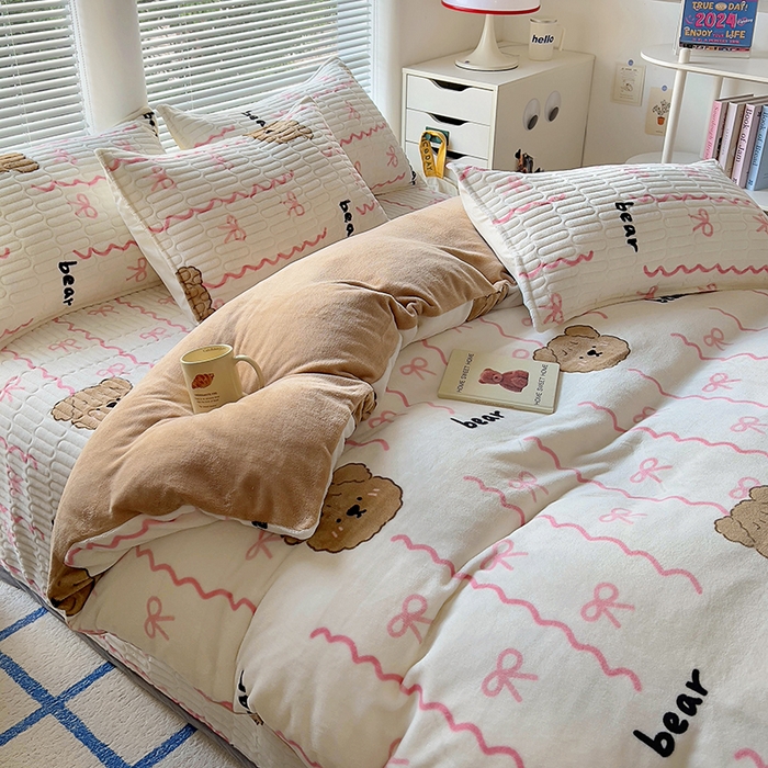 91家纺网 家纺一手货源 找家纺 美梦家纺 2024新款牛奶绒简单款夹棉床盖四件套 青涩粉