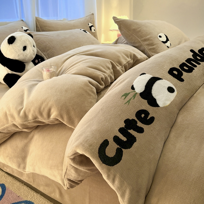 91家纺网 家纺一手货源 找家纺 葡萄家 2024新款卡通牛奶绒毛巾绣可爱熊猫保暖四件套提供买家秀 萌宝牛奶绒-咖
