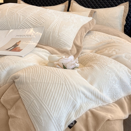 91家纺网 家纺一手货源 找家纺 总绘萱 2025新爆款高密消光宽边拼角雕花牛奶绒四件套双拼纯色