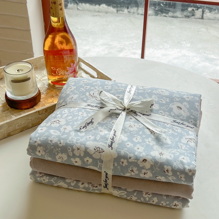 91家纺网 家纺一手货源 找家纺 一比一家纺 2025新款全棉母婴级抗菌有氧全棉双层纱亲肤全棉小清新印花三件套四件套 木槿花-兰