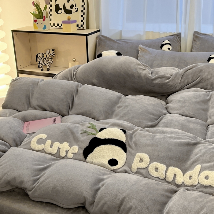 91家纺网 家纺一手货源 找家纺 葡萄家 2024新款卡通牛奶绒毛巾绣可爱熊猫保暖四件套提供买家秀 萌宝牛奶绒-灰