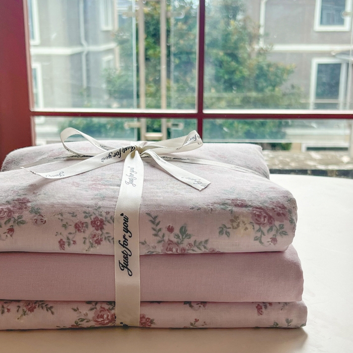 91家纺网 家纺一手货源 找家纺 一比一家纺 2025新款全棉母婴级抗菌有氧全棉双层纱亲肤全棉小清新印花三件套四件套 丽莎