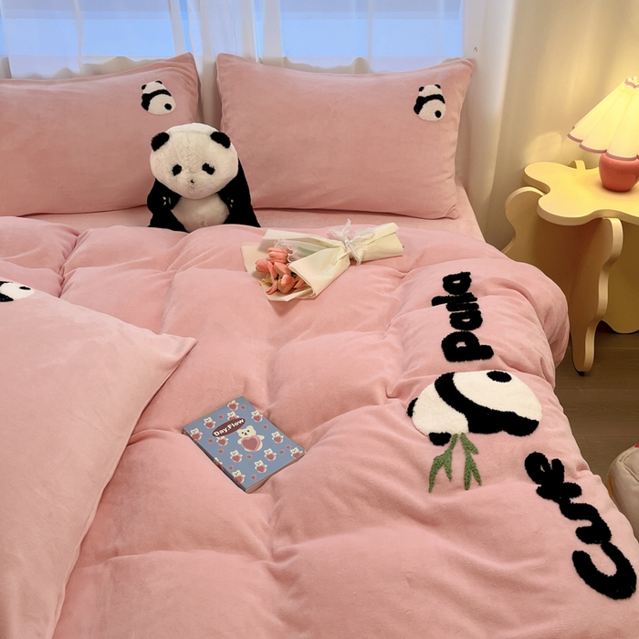 91家纺网 家纺一手货源 找家纺 葡萄家 2024新款卡通牛奶绒毛巾绣可爱熊猫保暖四件套提供买家秀 萌宝牛奶绒-粉