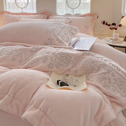 91家纺网 家纺一手货源 找家纺  2024秋冬九斤重轻奢高端加厚保暖牛奶绒四件套刺绣宝宝绒爆款床单被套床笠款床上用品-花迹 果汁粉