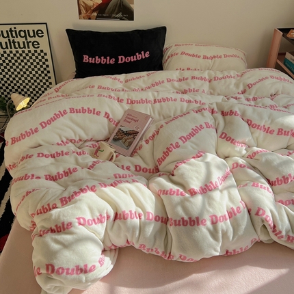 91家纺网 家纺一手货源 找家纺 桃喜 2024新款多巴胺牛奶绒甜酷时尚混搭系列四件套 粉白字母