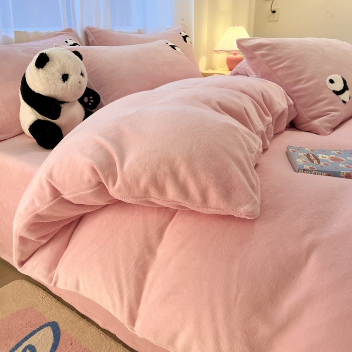 91家纺网 家纺一手货源 找家纺 葡萄家 2024新款卡通牛奶绒毛巾绣可爱熊猫保暖四件套提供买家秀 萌宝牛奶绒-粉