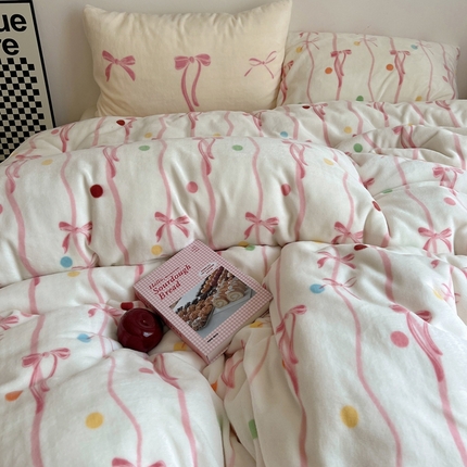 91家纺网 家纺一手货源 找家纺 桃喜 2024新款多巴胺牛奶绒甜酷时尚混搭系列四件套 粉条纹蝴蝶结