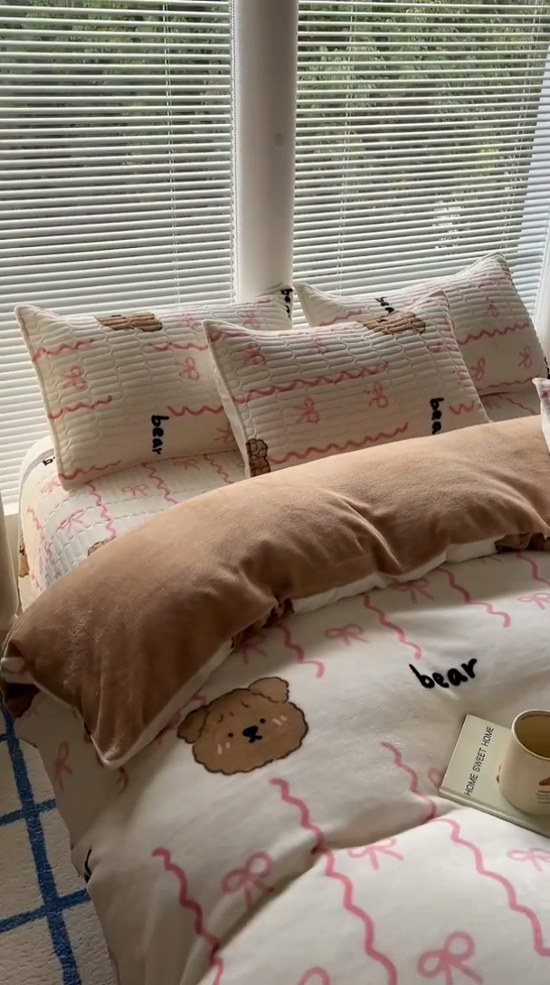 91家纺网 家纺一手货源 找家纺 美梦家纺 2024新款牛奶绒简单款夹棉床盖四件套 青涩粉