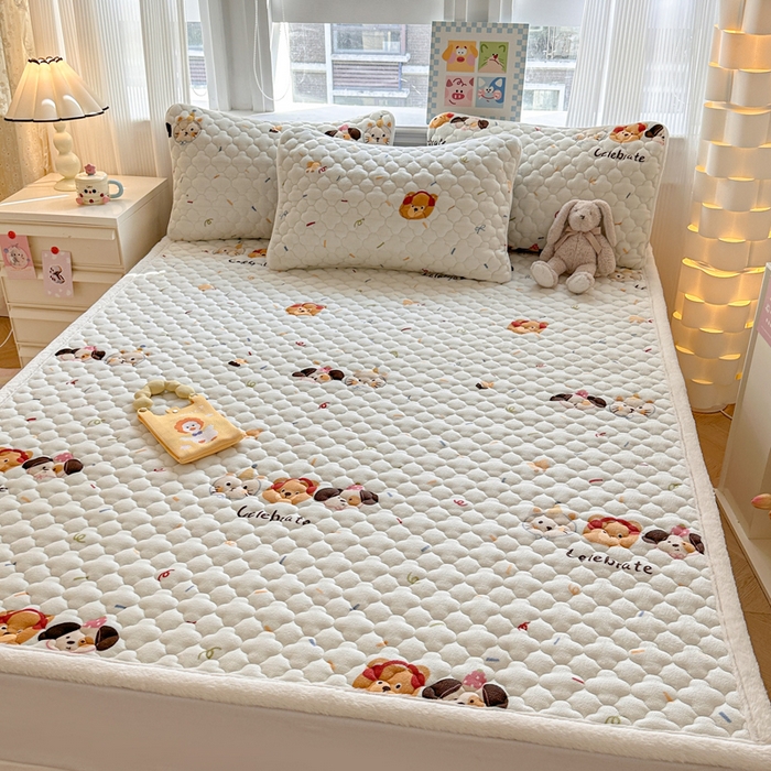 91家纺网 家纺一手货源 找家纺 慕尚家纺 2025牛奶绒床盖床褥被套三件套四件套 床垫-快乐乐园