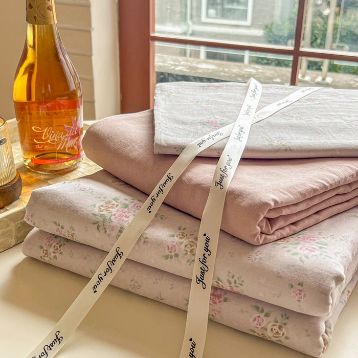 91家纺网 家纺一手货源 找家纺 一比一家纺 2026新款全棉母婴级抗菌有氧全棉双层纱亲肤全棉小清新印花三件套四件套 半岛红茶