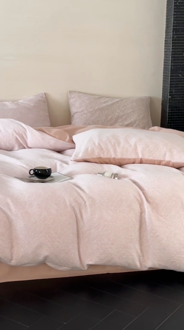 91家纺网 家纺一手货源 找家纺 梦享生活家居 2024新款色织三层提花墨尔本系列四件套 墨尔本粉